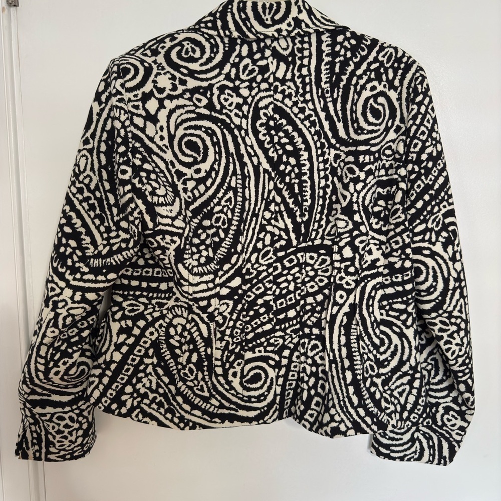 Woman’s Jacket‎ - Picture 2 of 3
